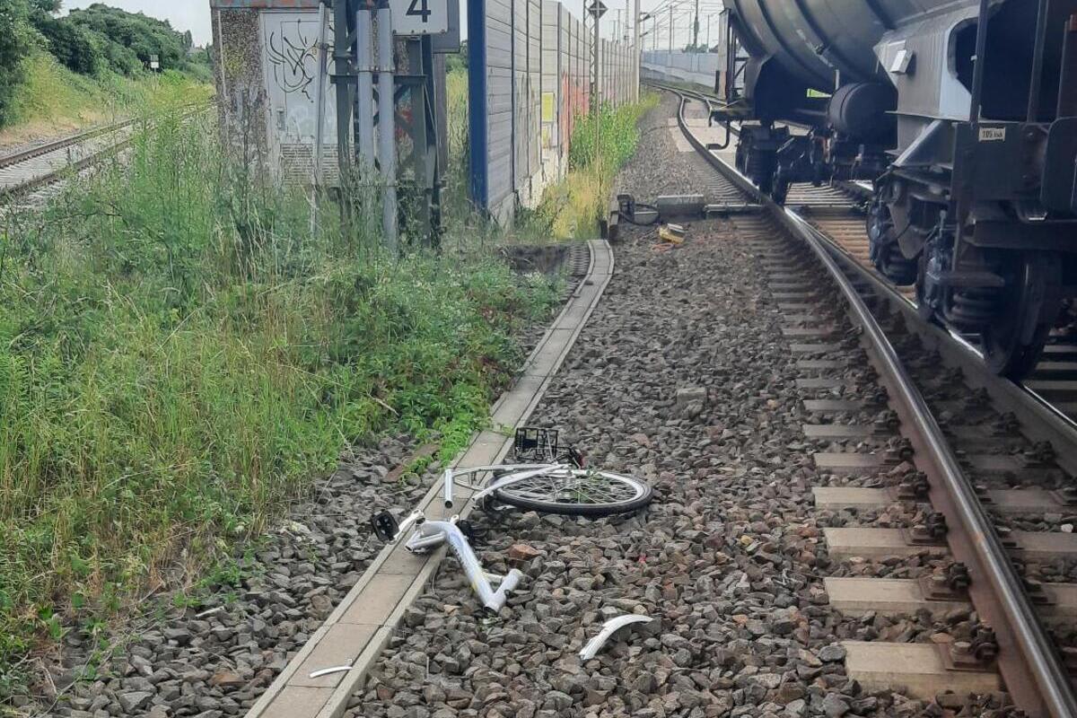 Halle/Saale - Unbekannte werfen Fahrräder auf Bahngleise 
