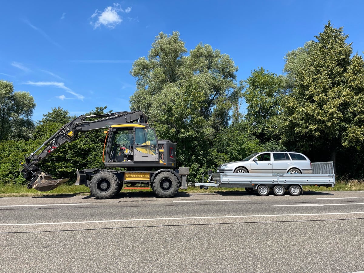 Wesel – Bagger zieht Anhänger mit Pkw auf B85
