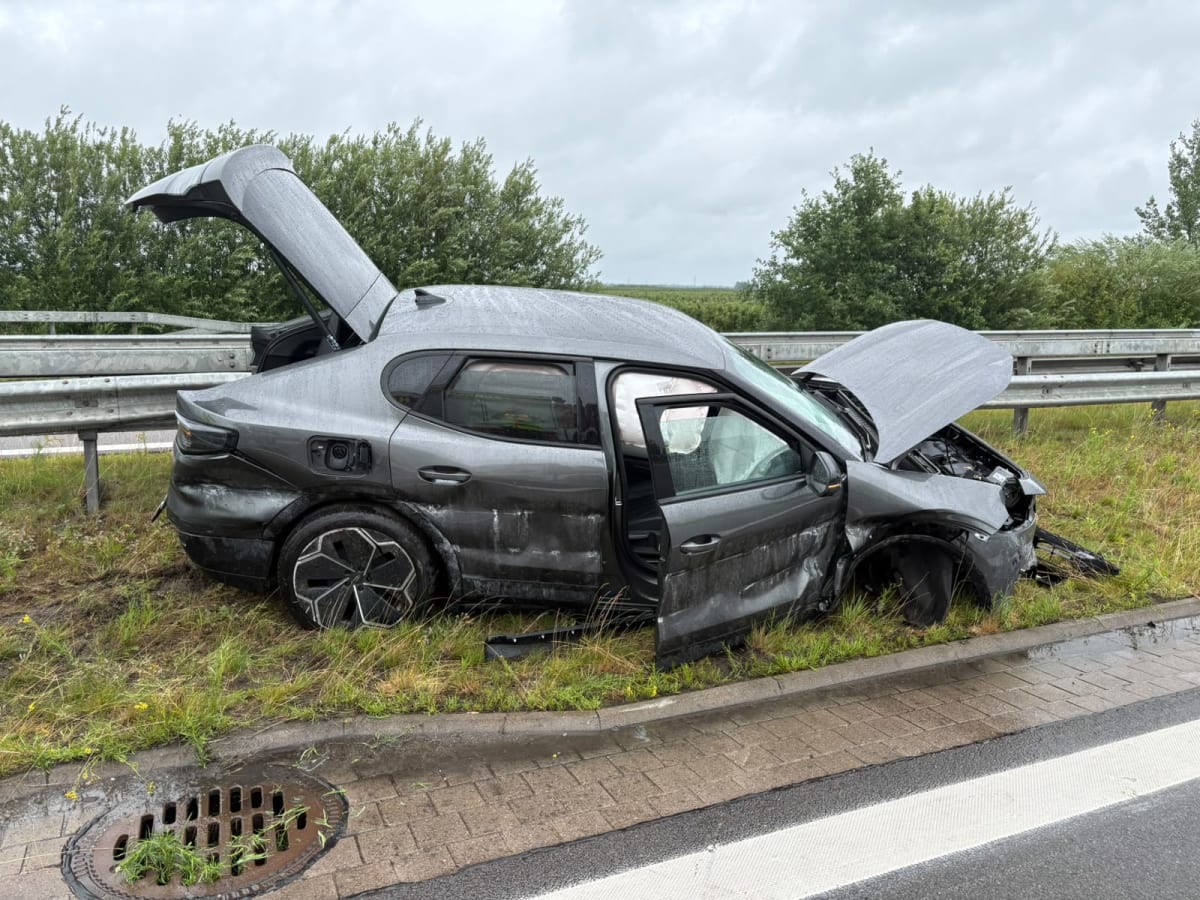 Stade – Aquaplaning-Unfall nach Überholmanöver auf der A26