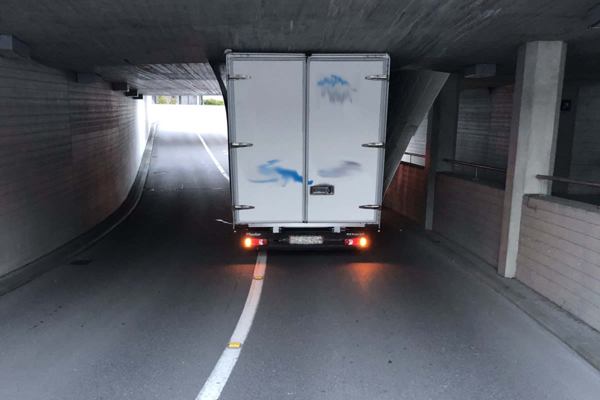 Lachen SZ - Lieferwagen bleibt in Unterführung stecken