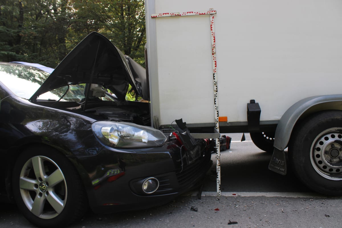 Bergisch Gladbach – VW kracht bei Unfall auf Anhänger