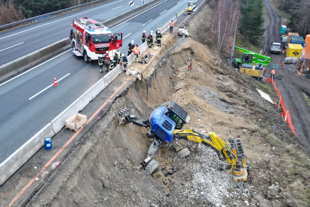 A2 Pinkafeld B – Bagger stürzt Böschung hinunter