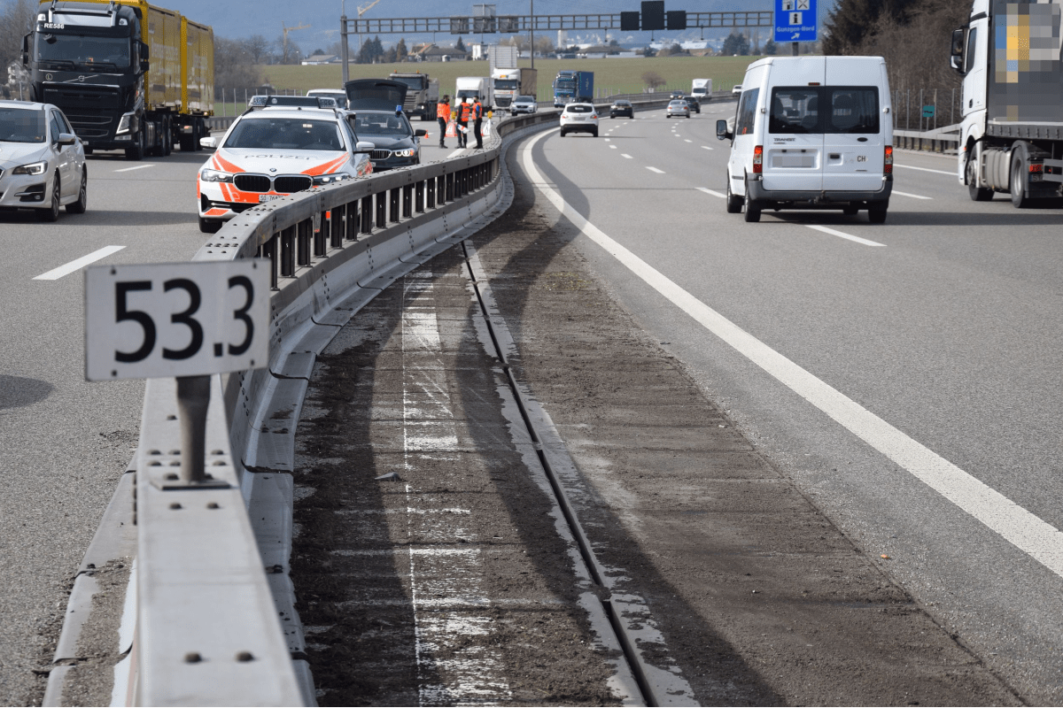 Gunzgen SO - Sattelmotorfahrzeug prallt auf der A1 in Leiteinrichtungen und Betonmauer 