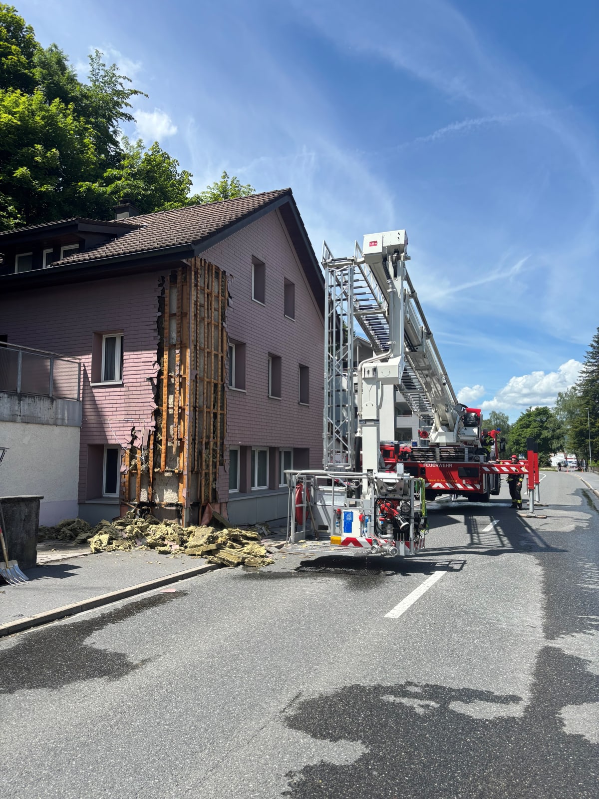 Oberurnen GL – Gebäude-Fassade in Brand geraten