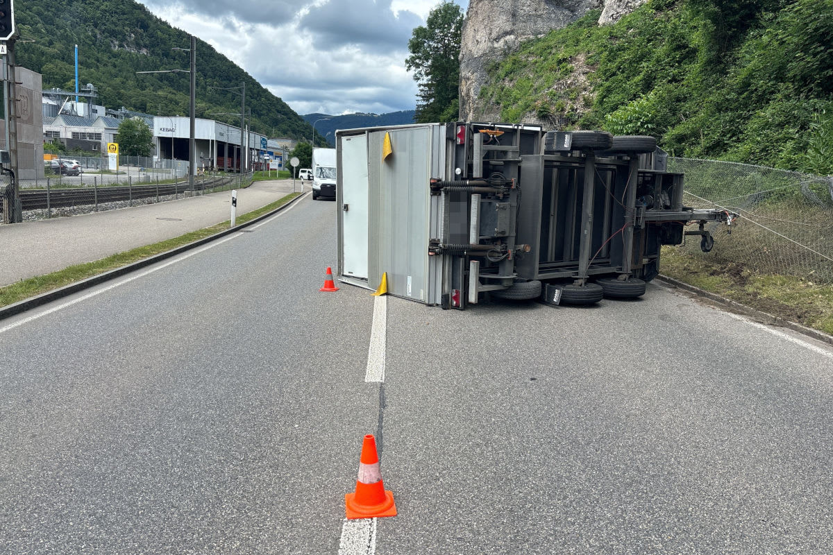 Unfall in Oensingen SO – Anhänger kippt und blockiert Fahrspur