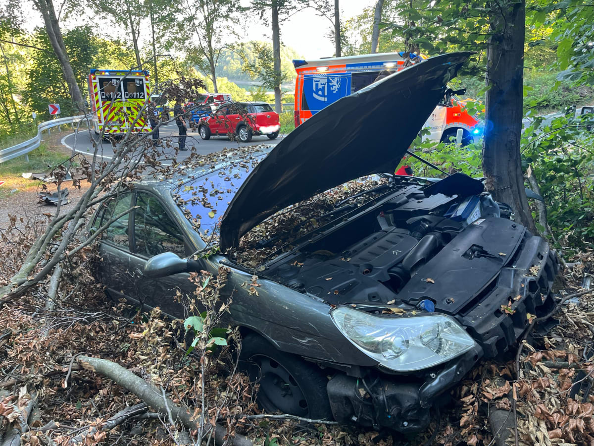 Unfall bei Bergneustadt – Auto prallt gegen Baum
