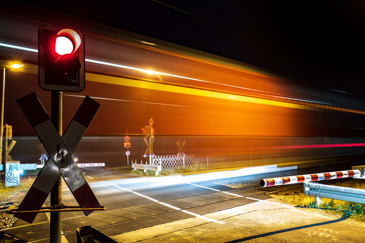 Trochtelfingen – Auto wird an Bahnübergang von Zug erfasst