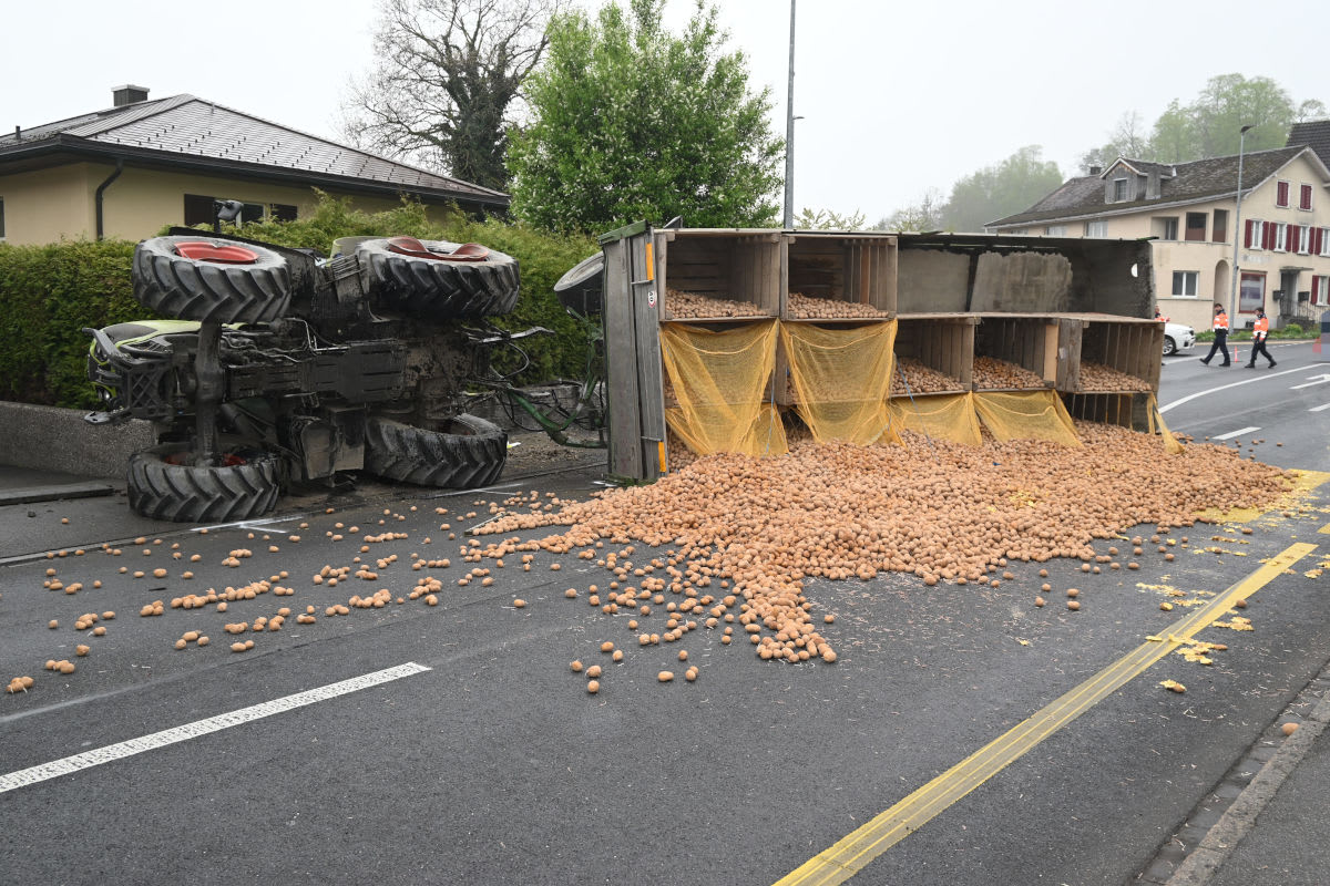 Unfall in Sevelen SG – Traktor mit Kartoffeln kippt auf Strasse