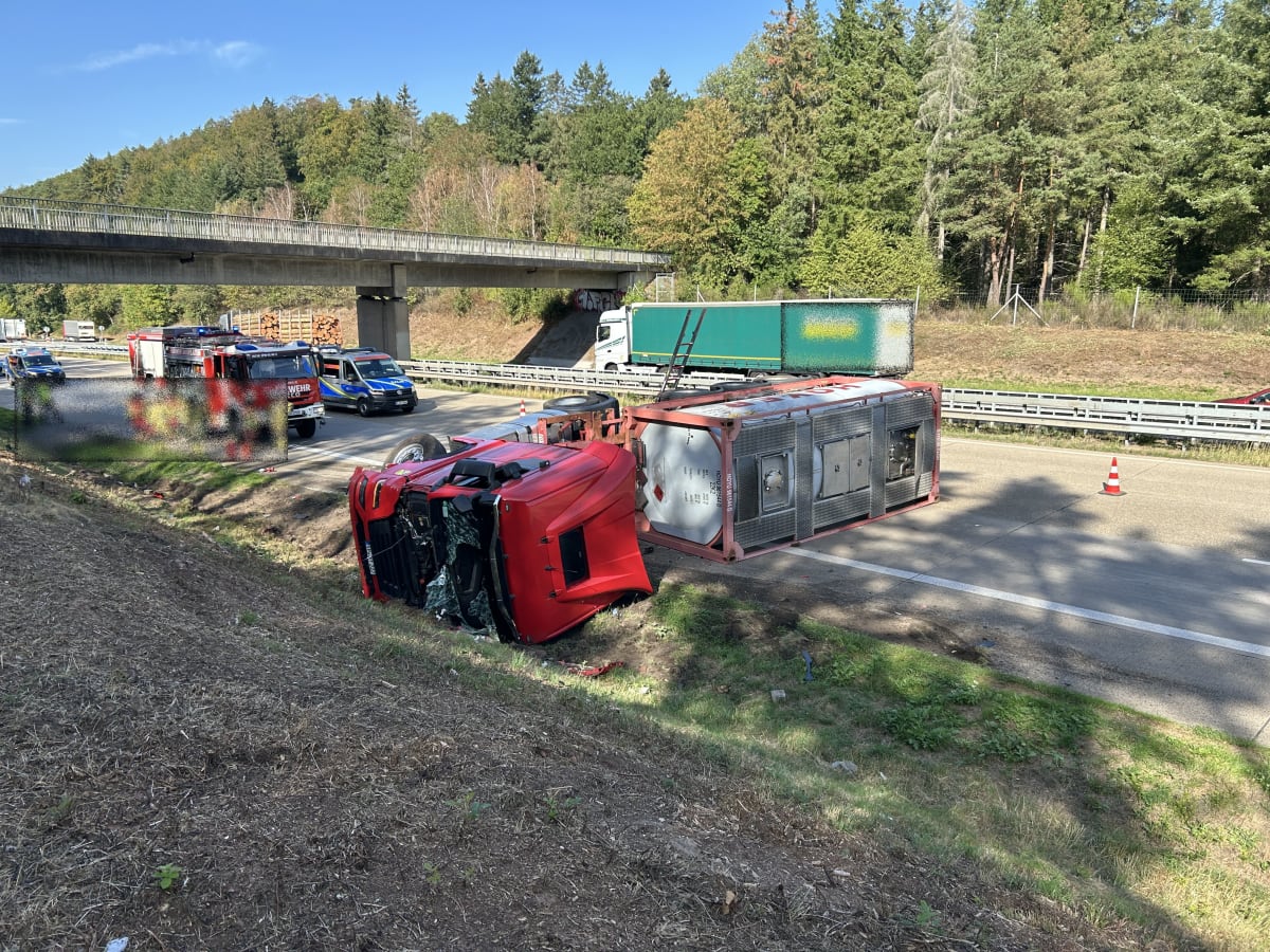 Kaiserslautern – Tanklastzug kippt auf Autobahn