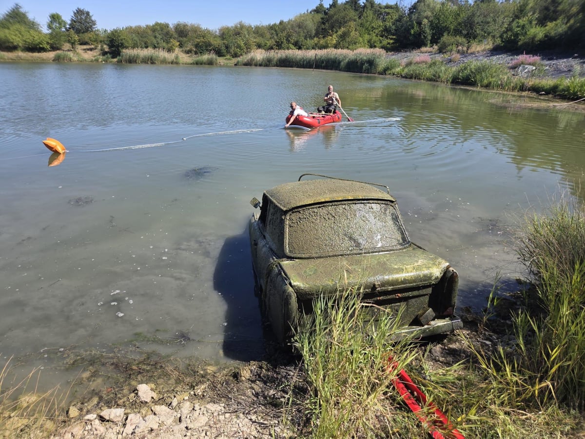 Mechelroda – Jahrzehnte alter Trabant aus Hermannsee geborgen