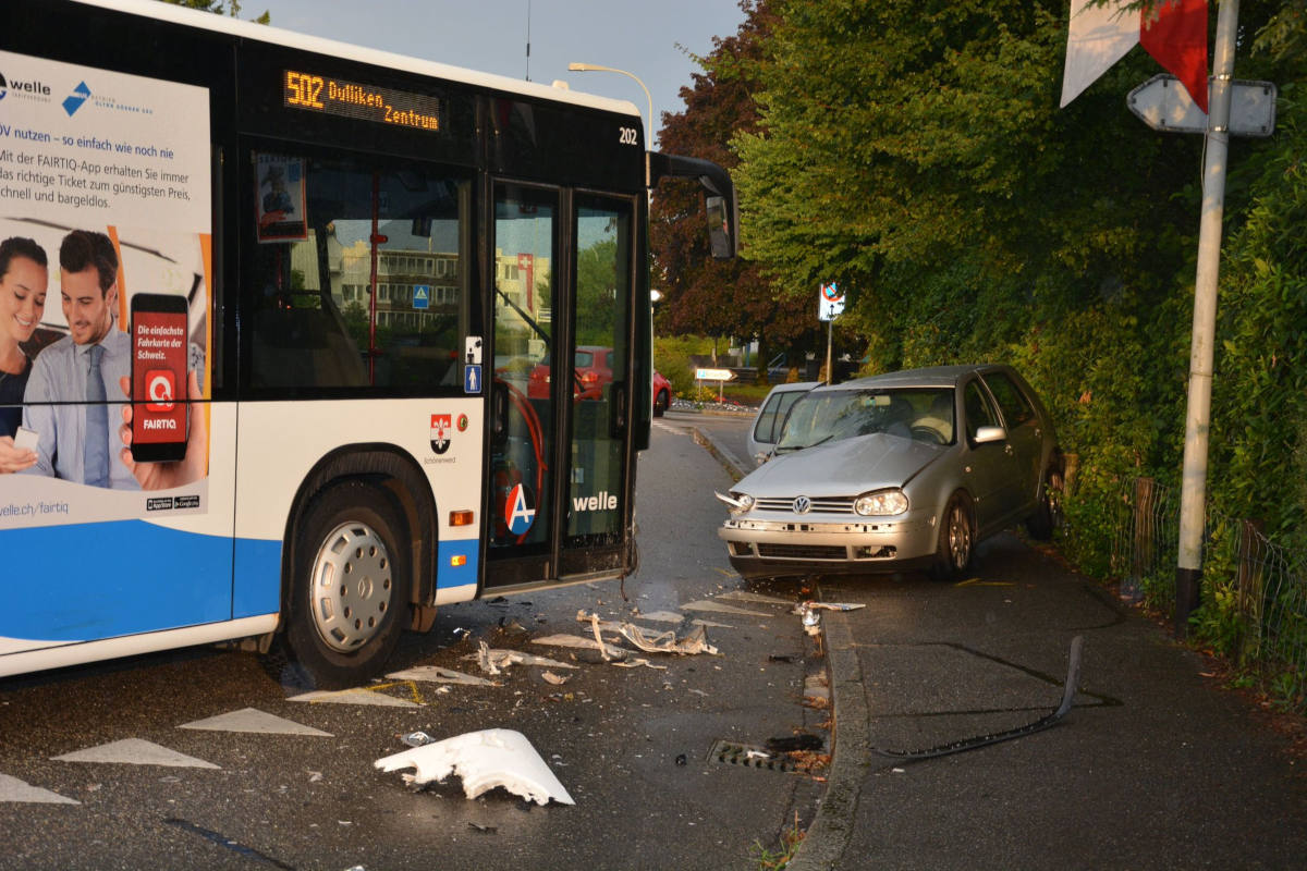Dulliken SO - Lenker gerät auf Gegenfahrbahn und prallt in Linienbus
