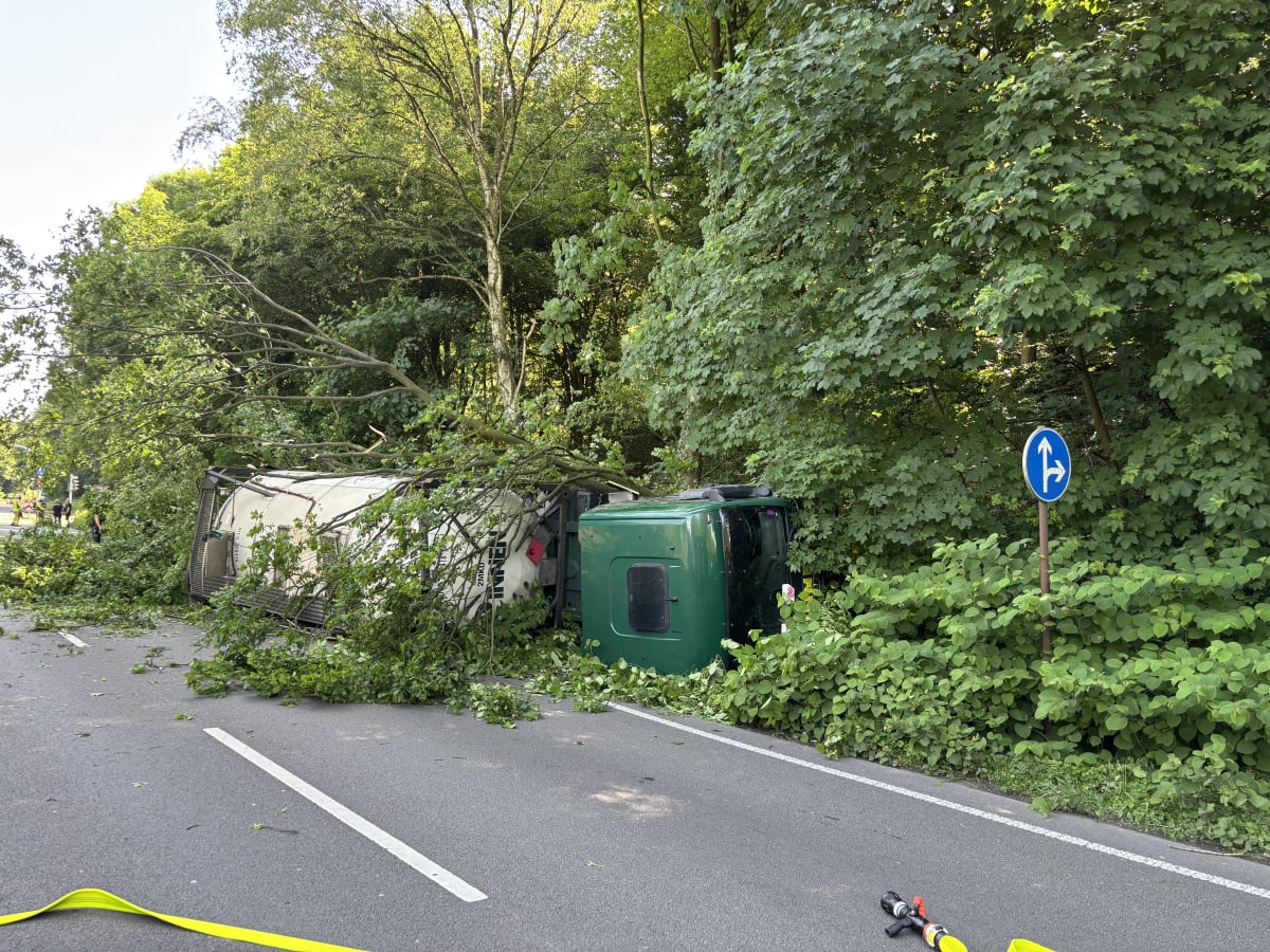 Gladbeck – Gefahrguttransporter bei Unfall gekippt