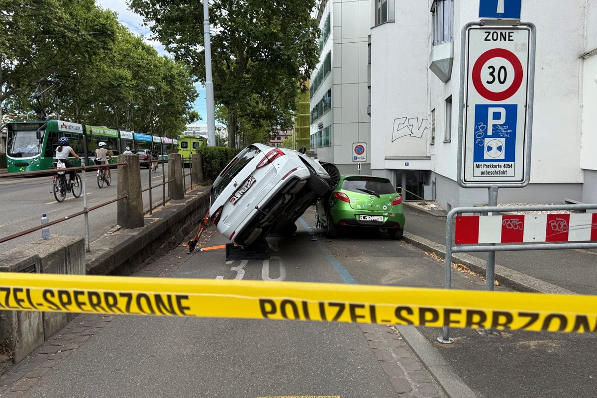 Basel – Auto kommt nach Unfall auf zwei Rädern zum Stillstand