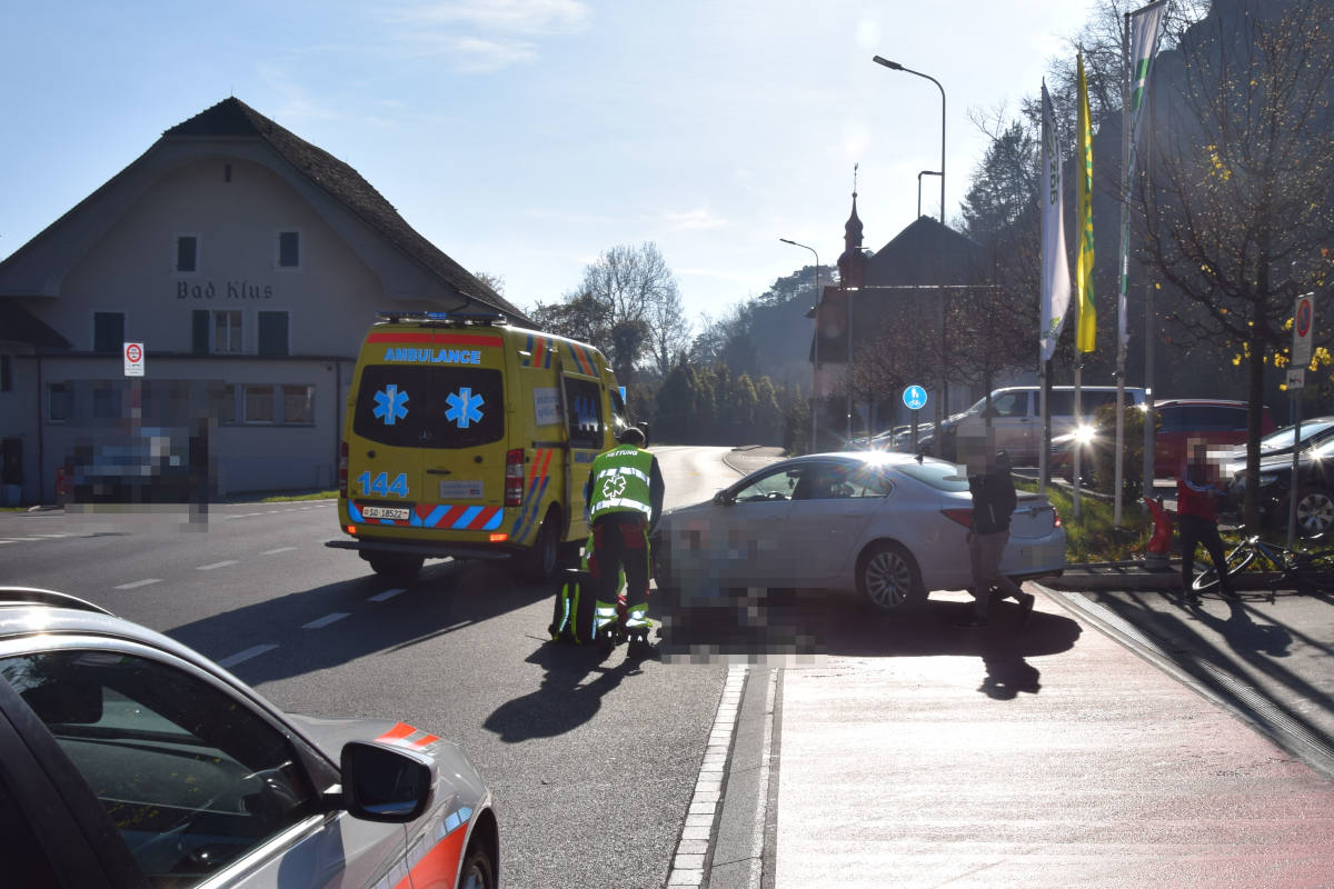 Heftiger Unfall in Oensingen SO – Fahrradlenker bei Kollision mit Auto schwer verletzt