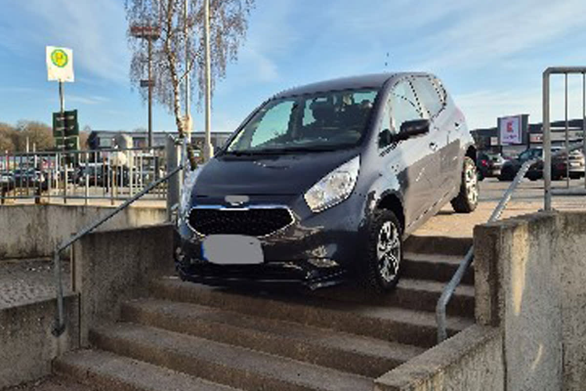 Schwentinental – Autofahrerin bleibt auf Treppe stecken