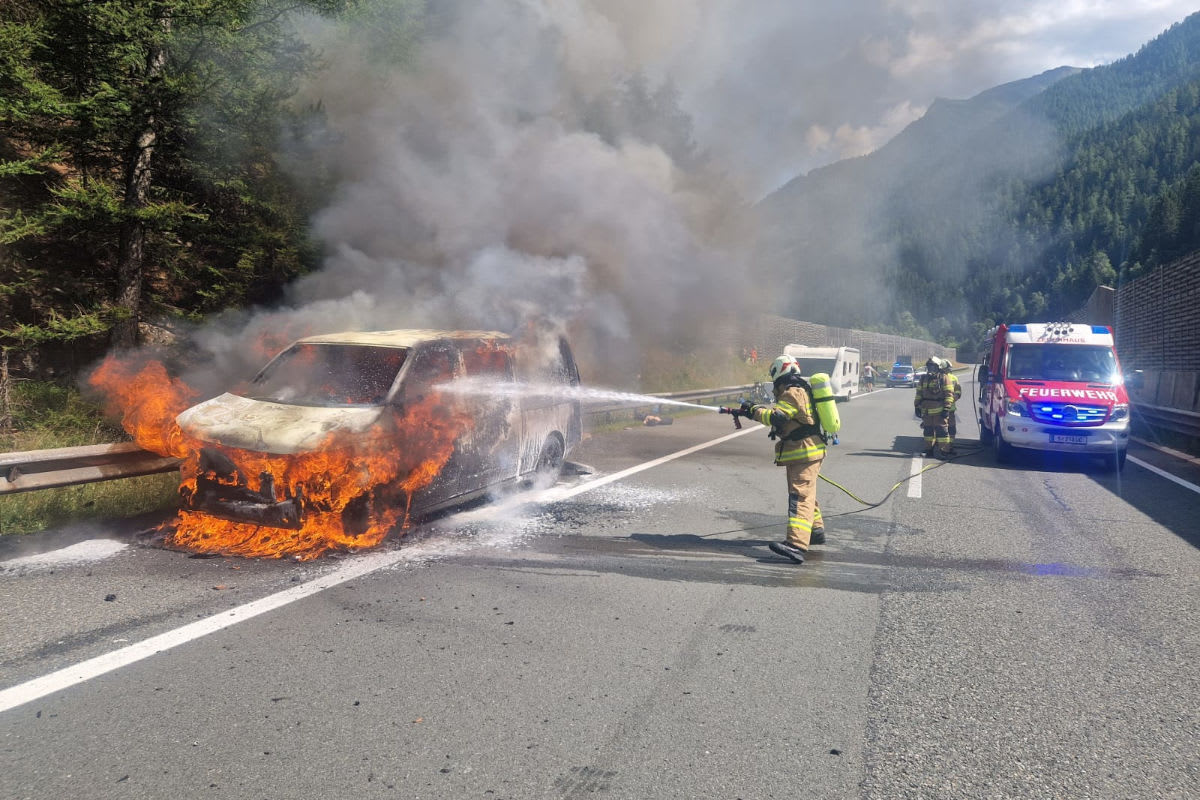 A10 Zederhaus S – Pkw mit Wohnwagen in Brand