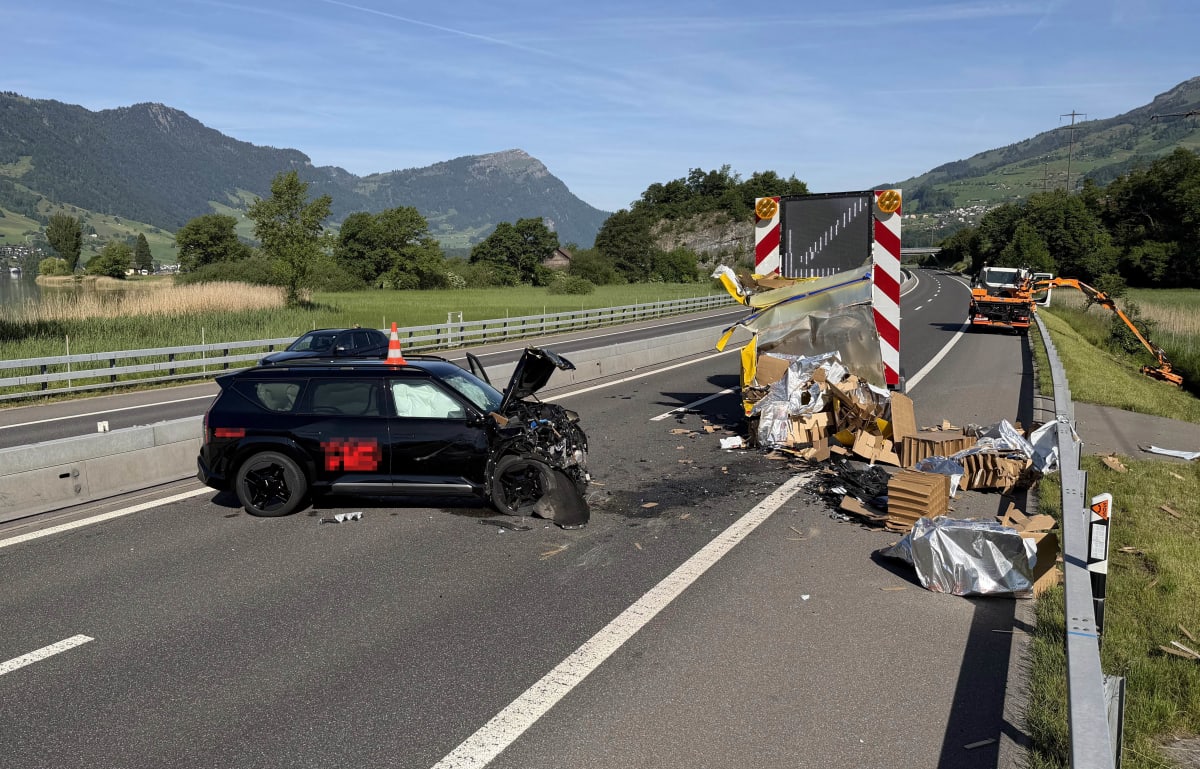 Unfall in Seewen SZ – Auto kracht auf A4 in Unterhaltsfahrzeug