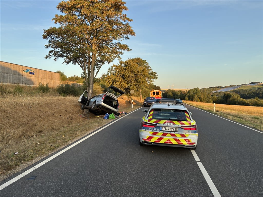 Unfall auf B410 bei Prüm – Auto kracht gegen Baum