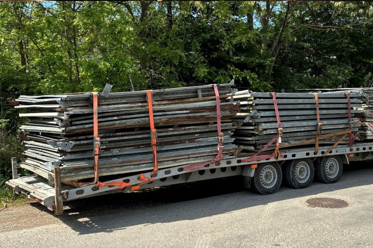 Außermanzing – Polizei stoppt massiv überladenes Fahrzeuggespann