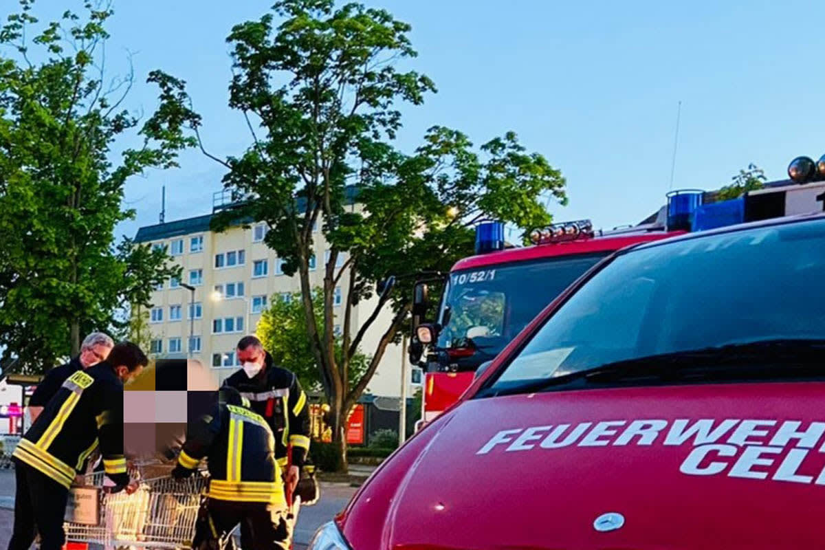 Celle - Jugendliche steckt in Einkaufswagen fest