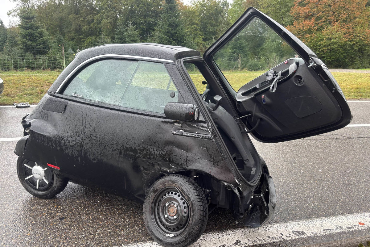 Zufikon AG – Microlino prallt gegen entgegenkommendes Auto