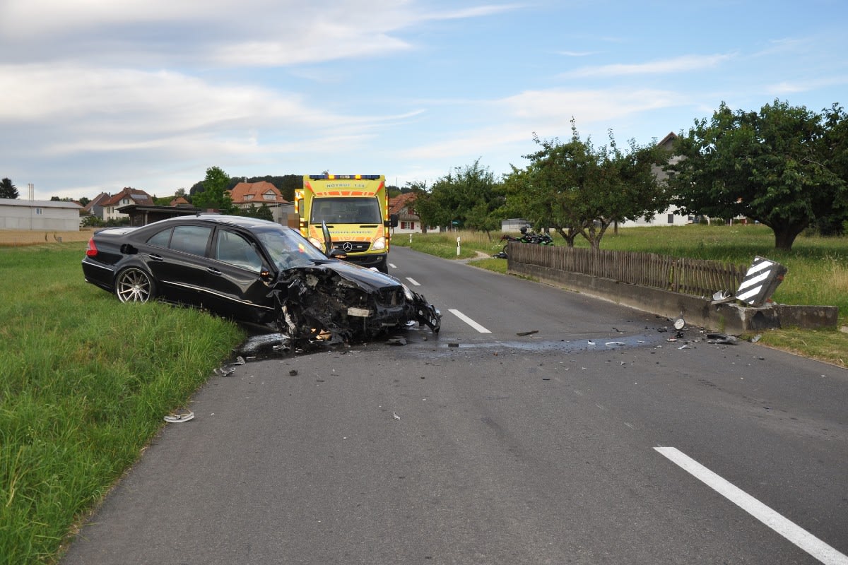 Unfall in Schnottwil SO - 18-jähriger Mann verliert Kontrolle über den Mercedes und verunfallt 