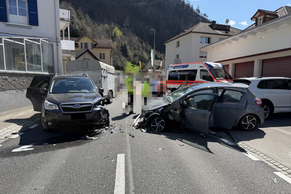 Sisikon UR – Frontalkollision mit mehreren Autos