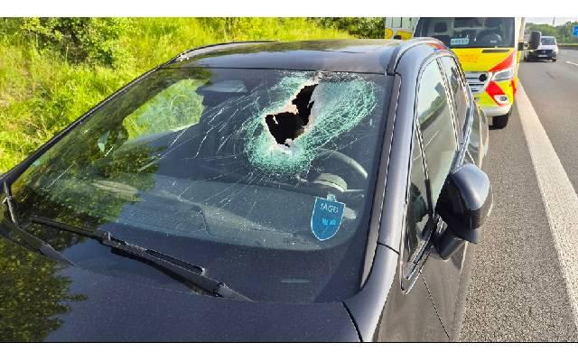 Göttingen – Metallteil verletzt Autofahrer auf A7