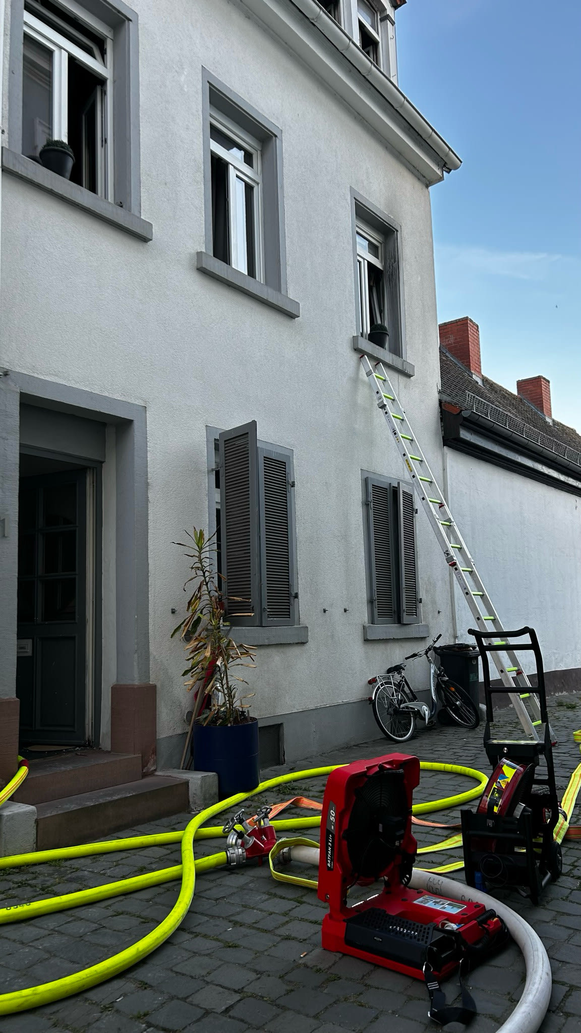 Speyer – Feuerwehr rettet Bewohnerin bei Brand vom Dach