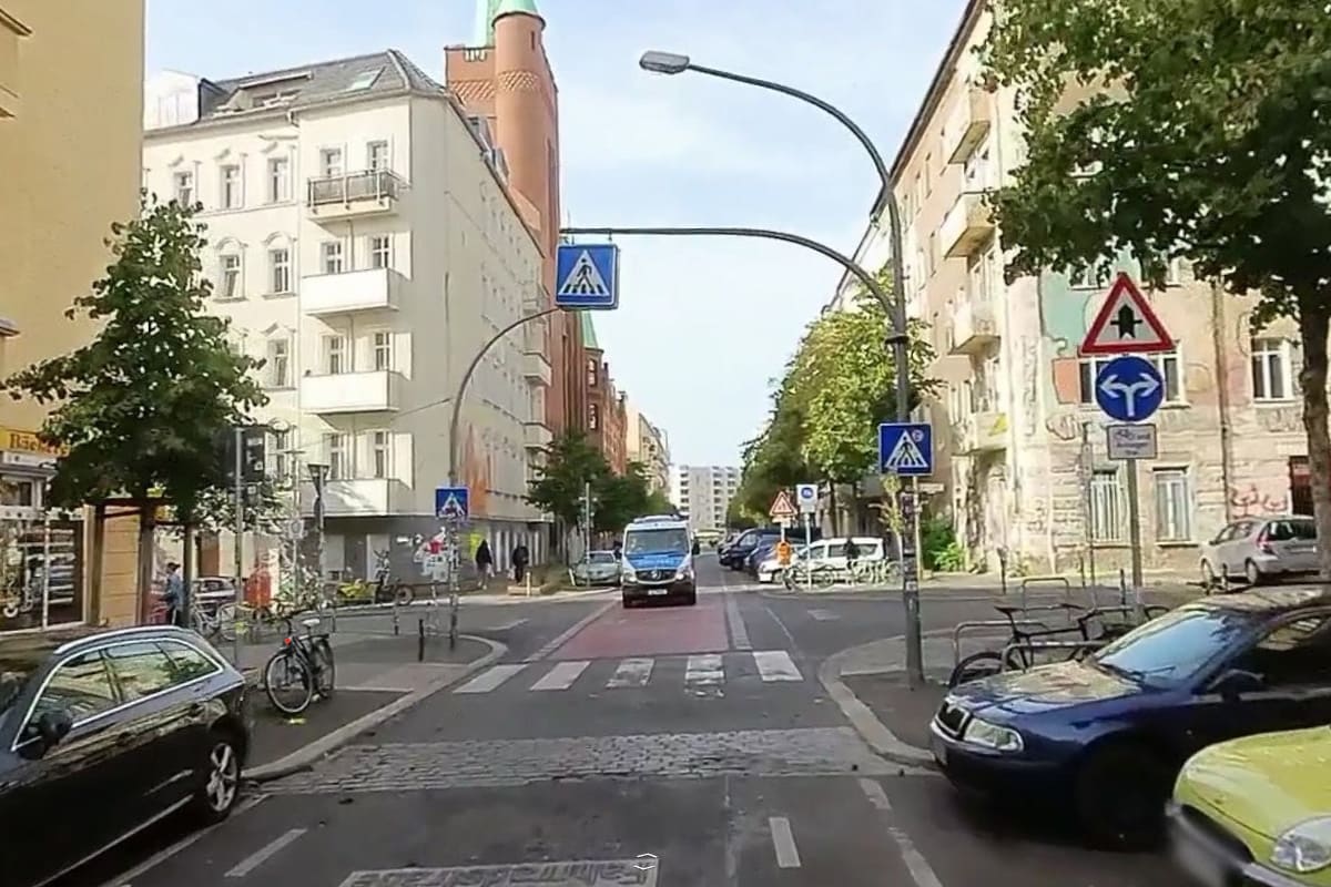 Berlin – Gruppe greift Polizei mit Pyrotechnik an