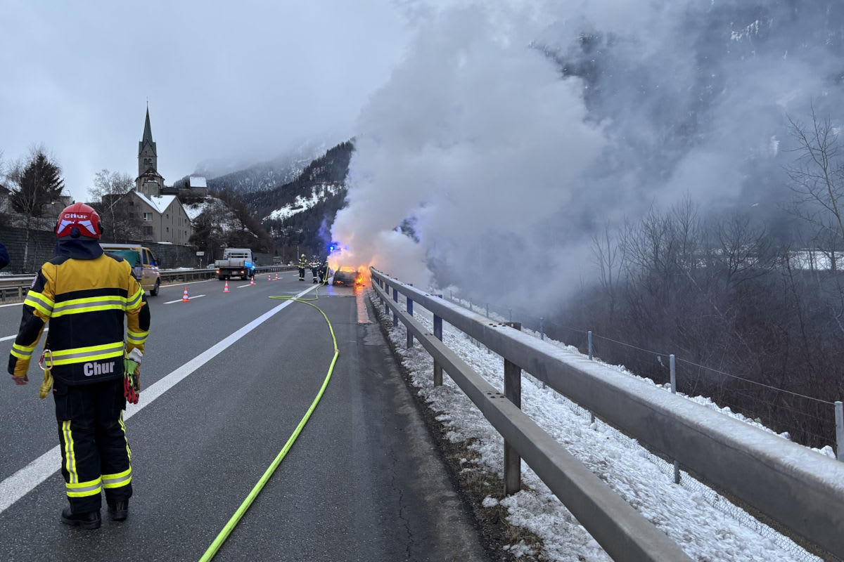 A13 Domat/Ems GR – Auto geht in Flammen auf