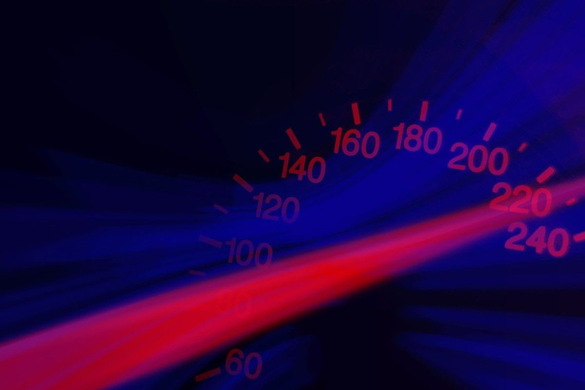 Eggendorf – Ohne Führerschein mit über 180 km/h durch Ortsgebiet