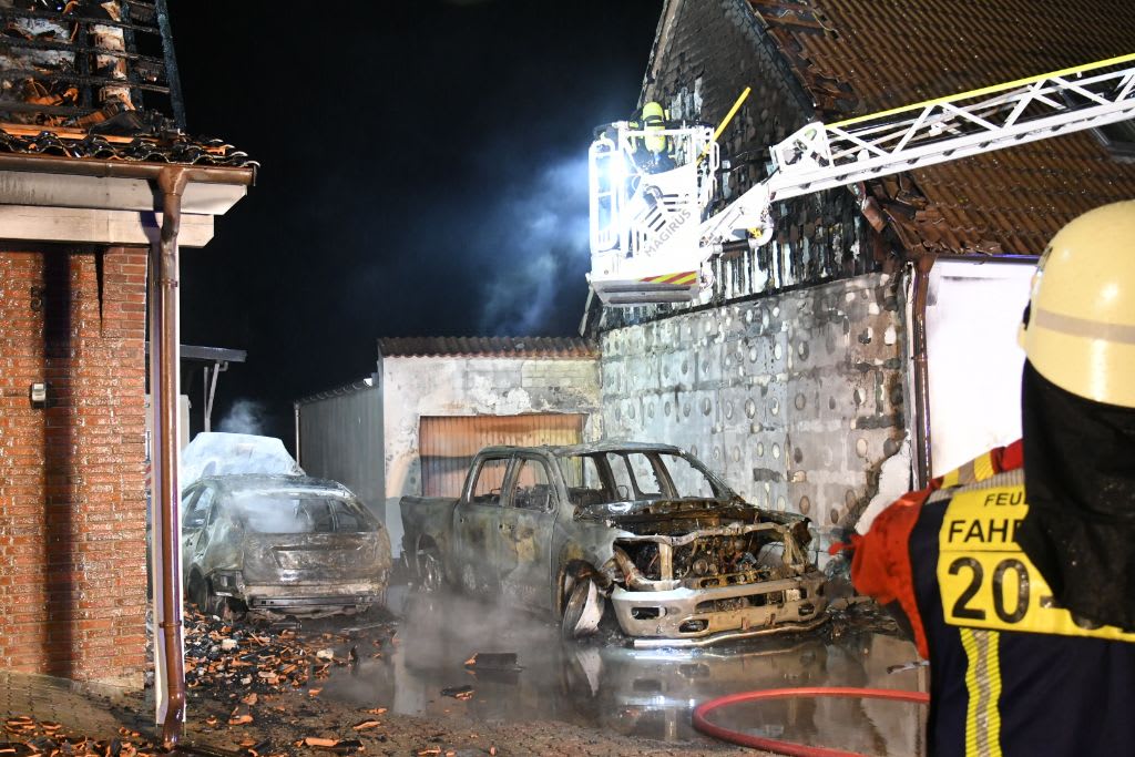 Elmshorn – Autobrand greift auf zwei Wohnhäuser über