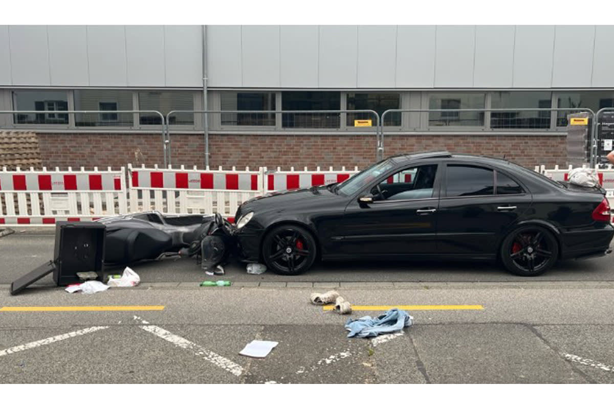 Mönchengladbach – Kleinkraftrad und Auto stoßen frontal zusammen