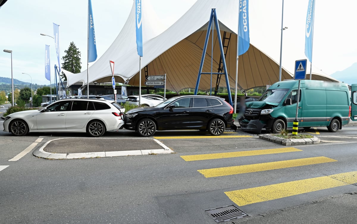 Emmenbrücke LU – Auffahrunfall mit drei Fahrzeugen