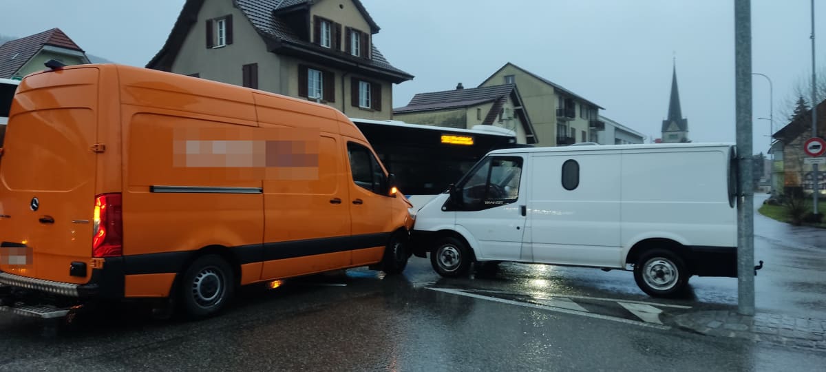 Wangen bei Olten SO: Kollision zwischen zwei Lieferwagen