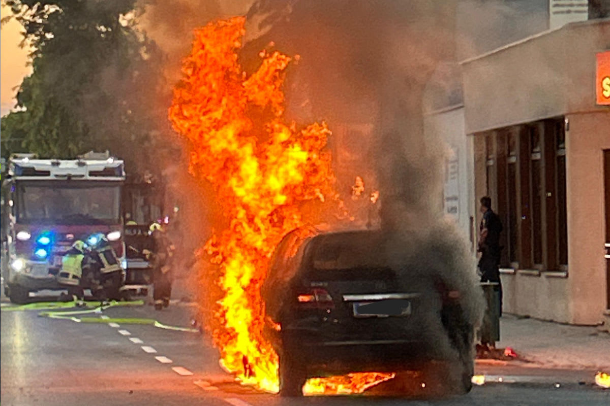 Neufeld – Meterhohe Flammen bei Fahrzeugbrand