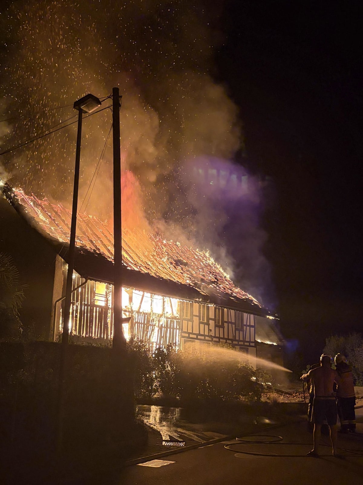 Windlach ZH – Bauernhaus bei Brand komplett zerstört
