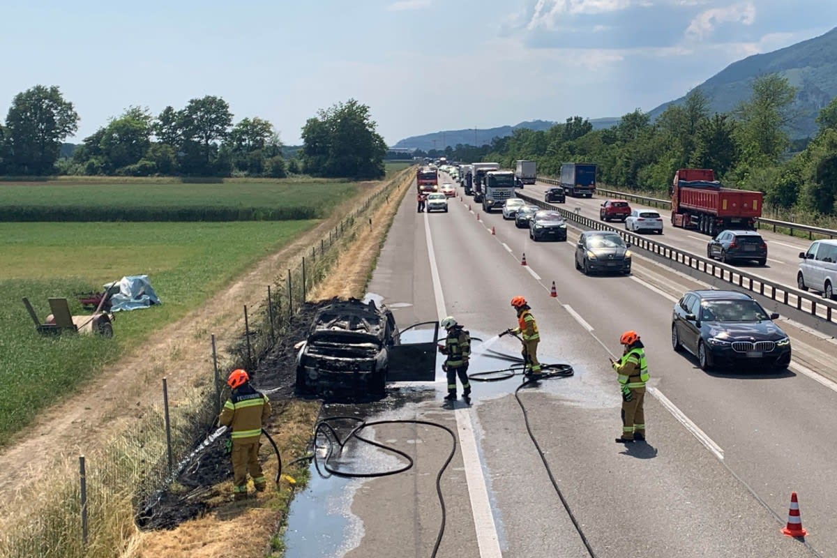 Autobahn A1 bei Kestenholz SO -  Verkehrsbehinderung wegen Fahrzeugbrand