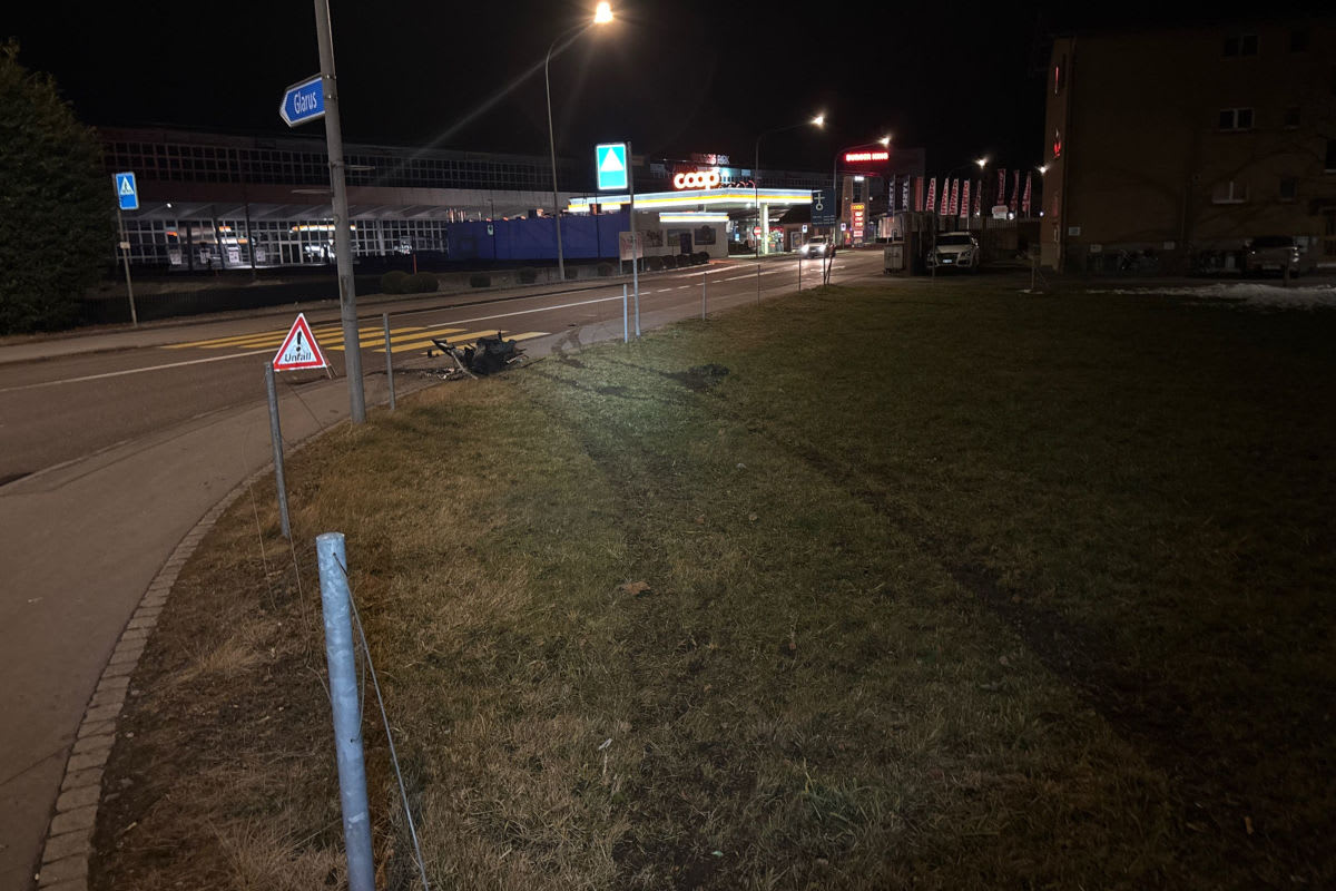 Netstal GL – Lenker flüchtet nach Unfall
