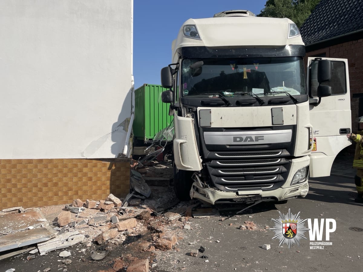 Kaiserslautern – Fahrer mit 3,4 Promille prallt mit Lkw gegen Haus