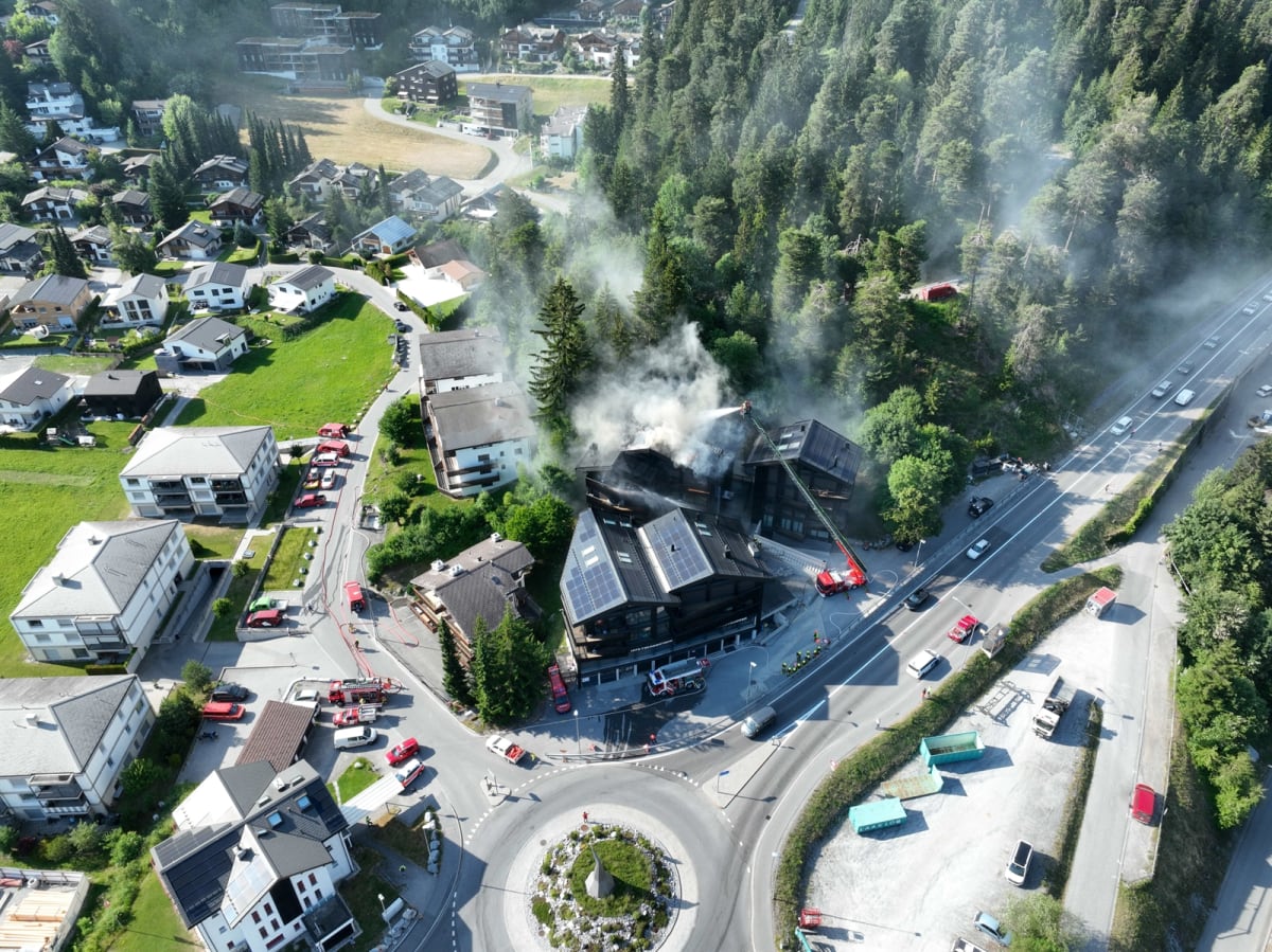 Laax GR – 80 Feuerwehrleute bekämpfen Dachbrand