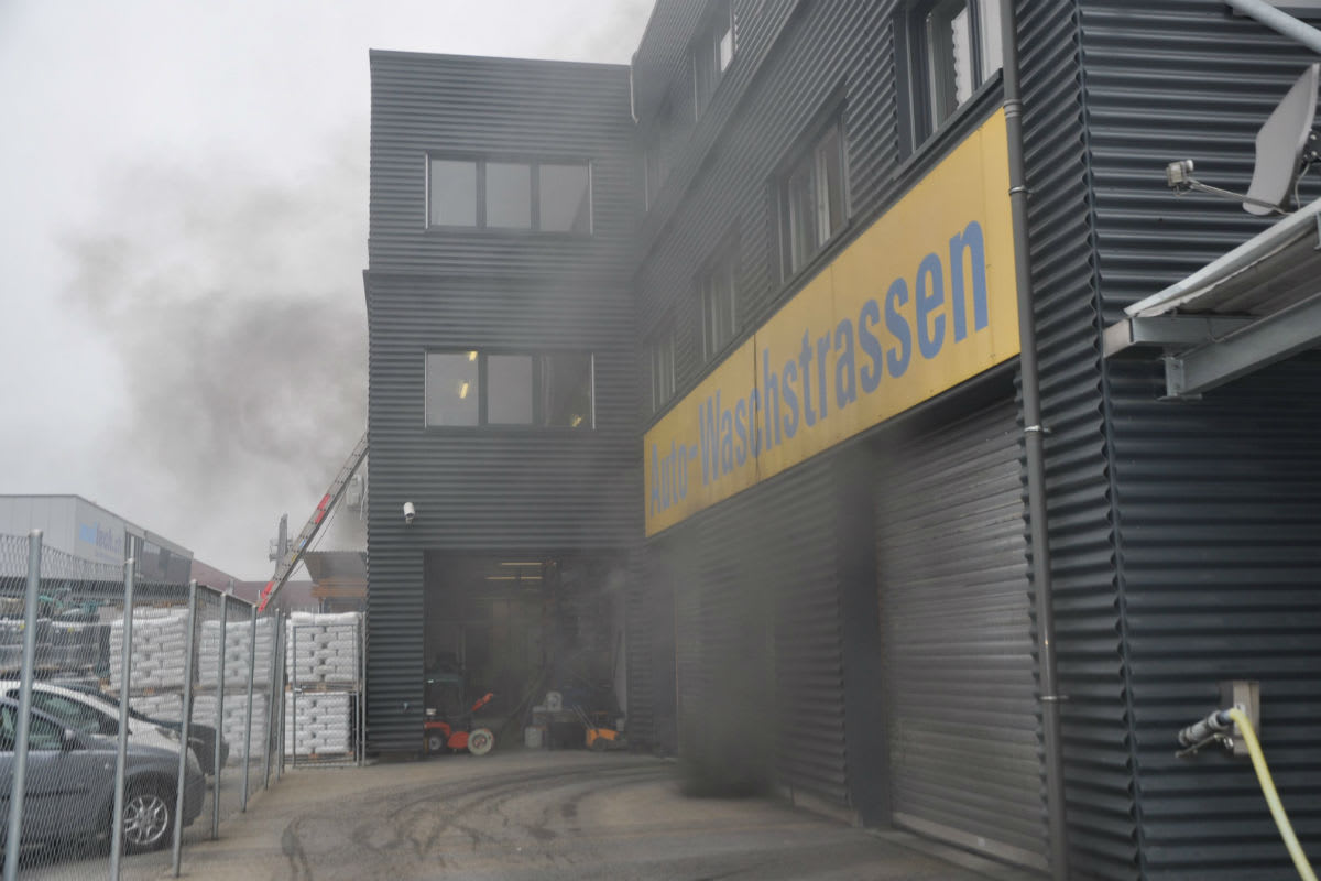 Härkingen SO - Elektroauto brennt in Tiefgarage 
