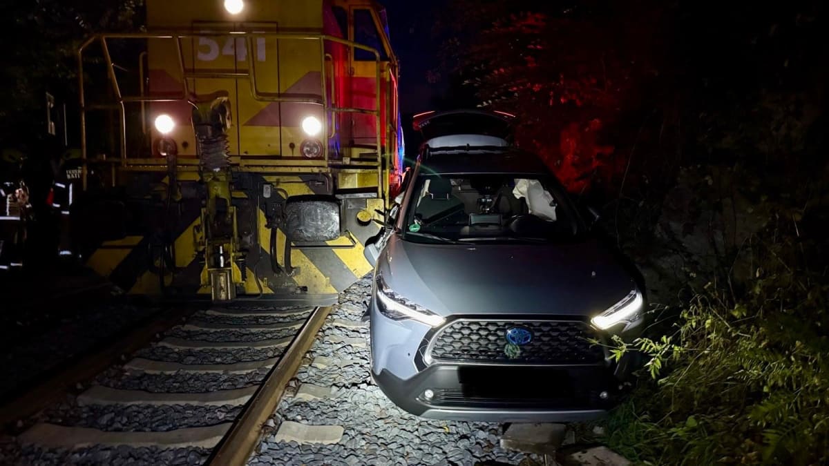 Ratingen – Auto auf Bahnübergang von Zug erfasst