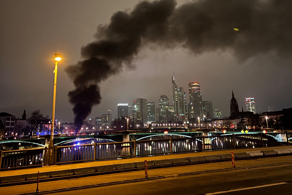 Frankfurt am Main – Reisebus brennt vollständig aus