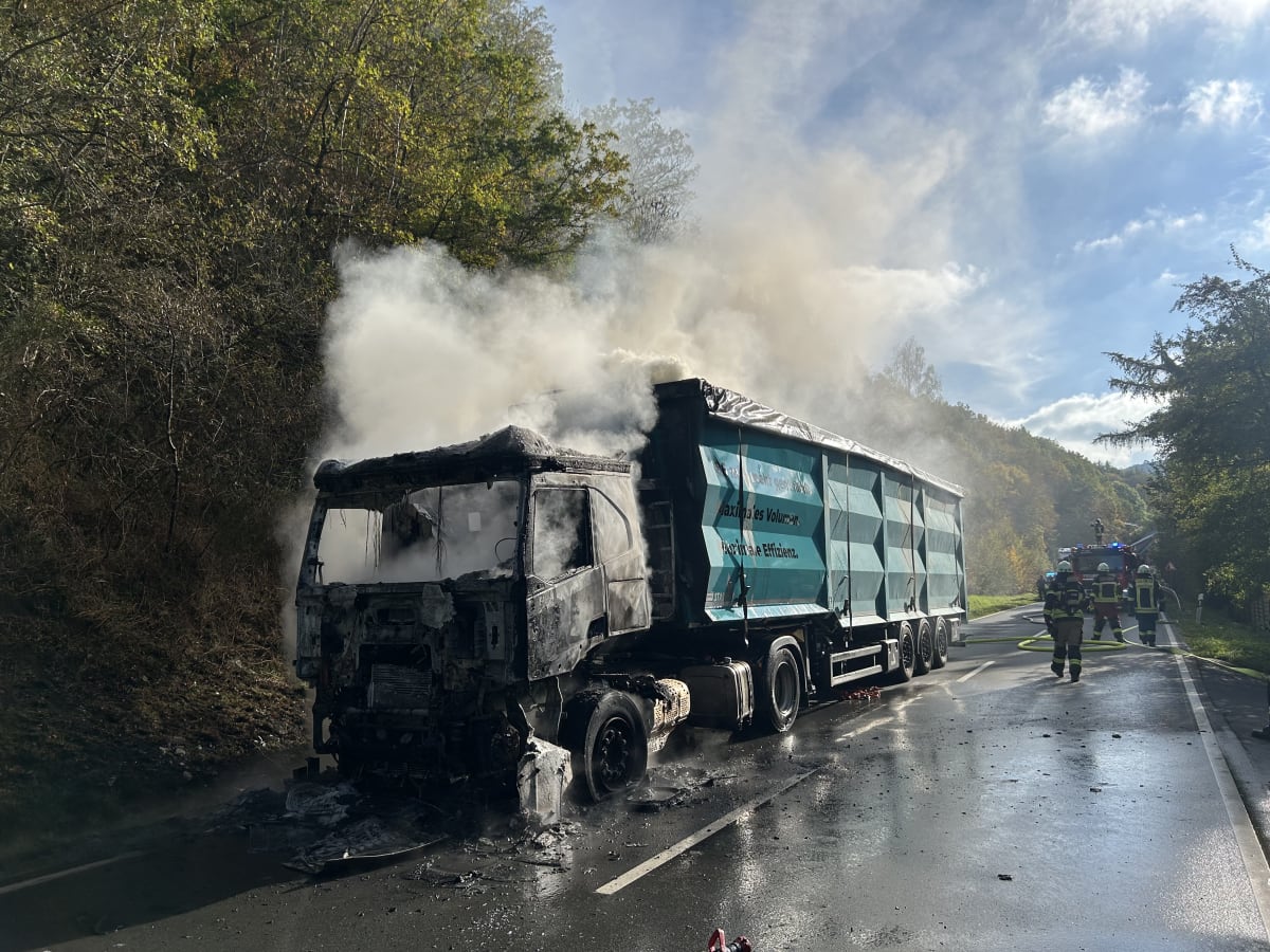 Lennestadt – Sattelzug mit Holz gerät auf B55 in Brand