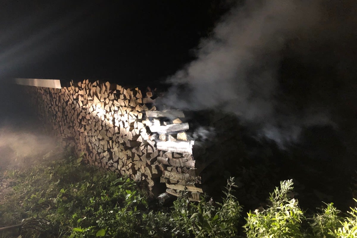 Eggerstanden/AI - Scheiterbeige in Brand geraten