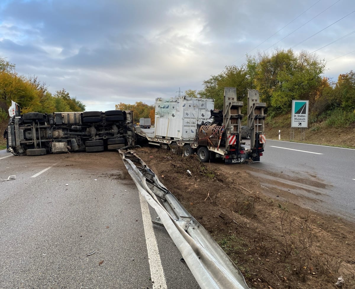 Germersheim – Lastwagen durchbricht Mittelleitplanke bei Unfall