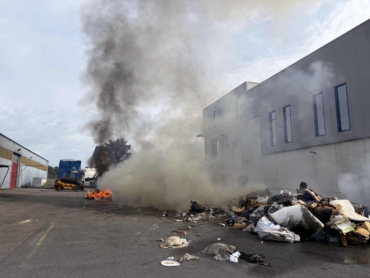 Niederuzwil SG – Abfall in Mulde gerät in Brand