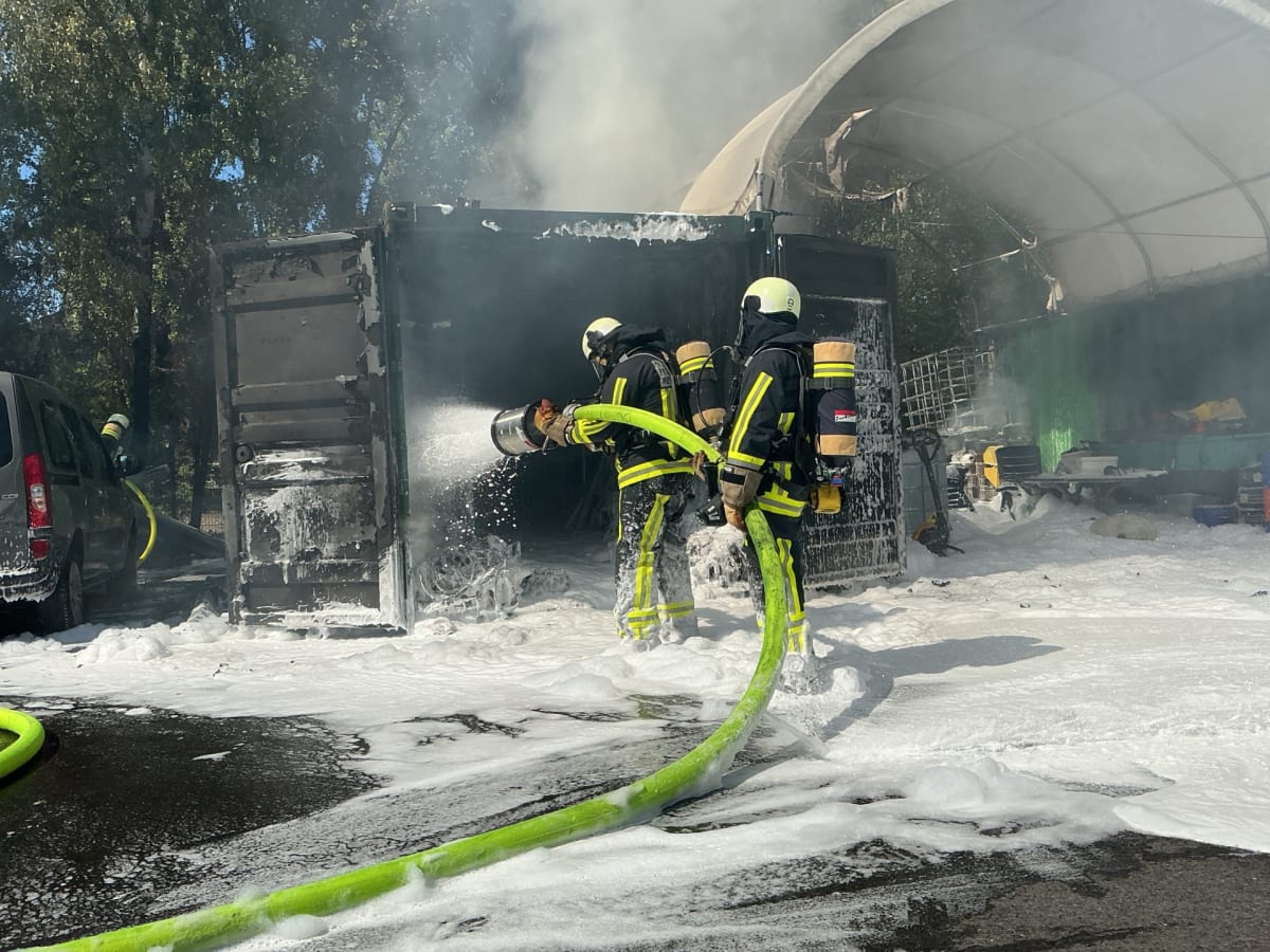 Bochum – Zwei Überseecontainer in Brand geraten